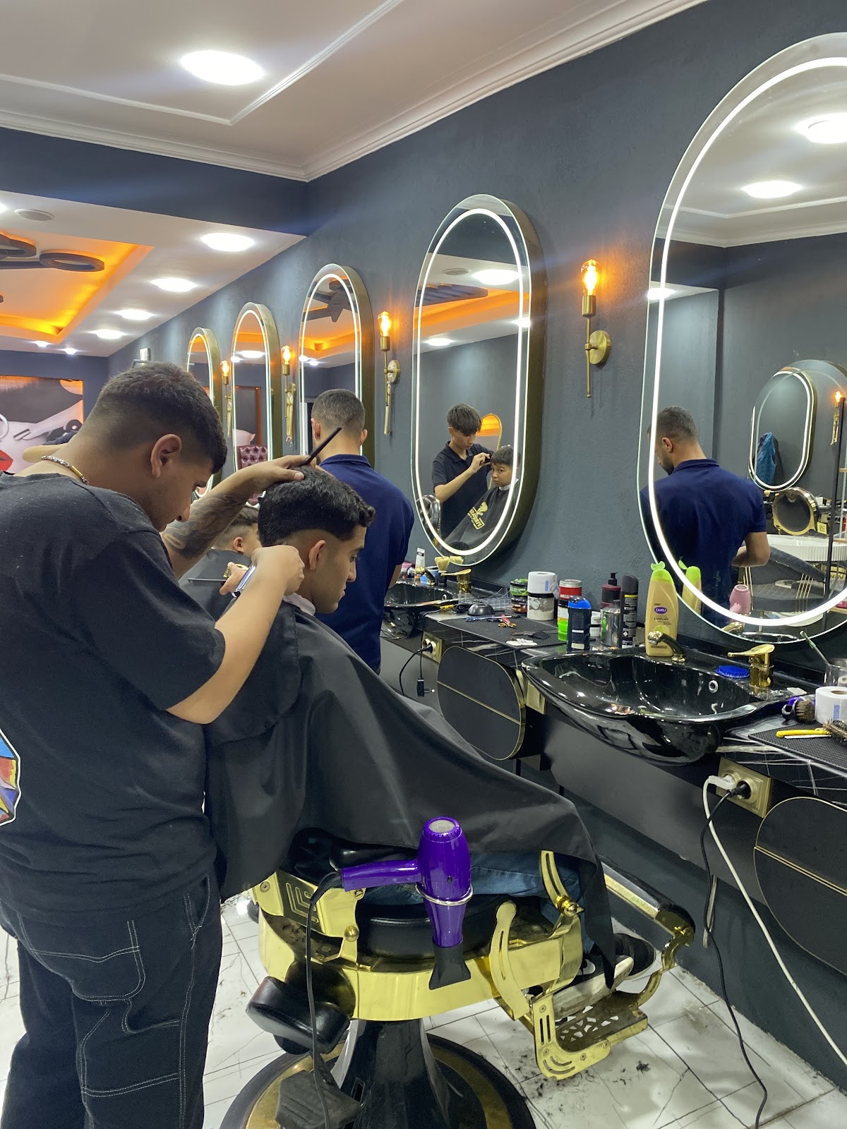 First Class Barbers Shop – Fotoğraf 4