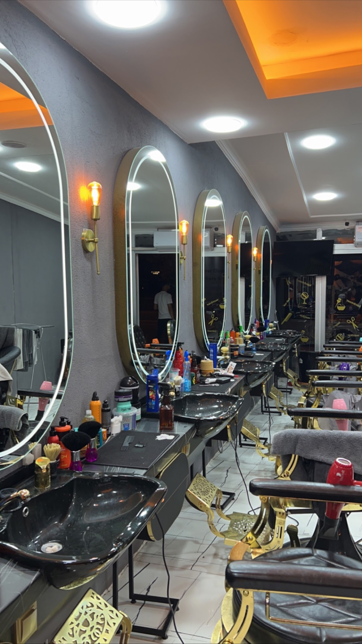 First Class Barbers Shop – Fotoğraf 1