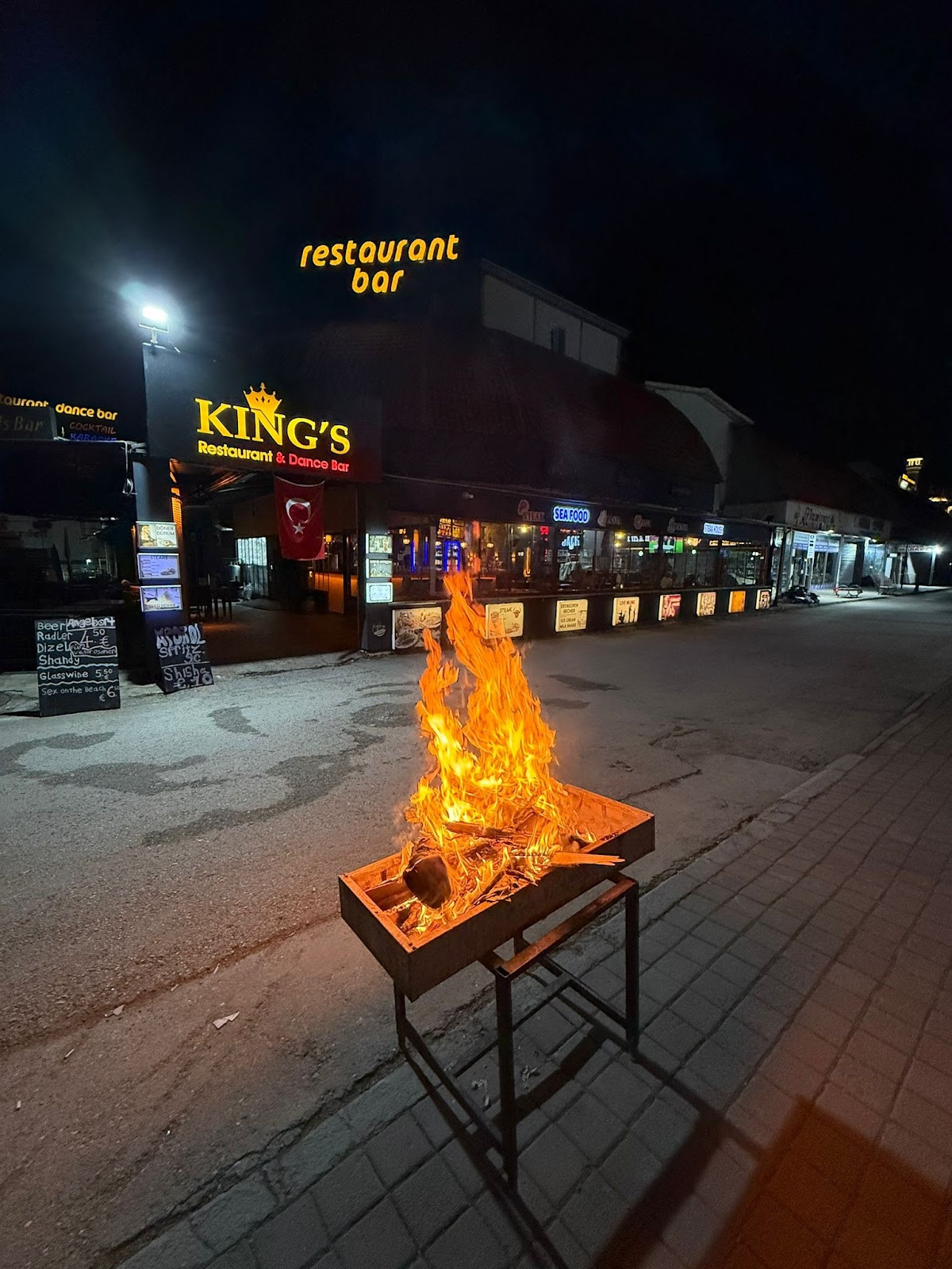 KING’S RESTAURANT & DANCE BAR – Fotoğraf 8