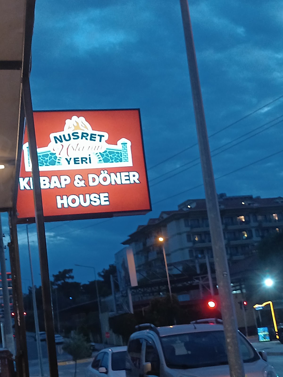 NUSRET USTANIN YERİ KEBAP DÖNER HOUSE logosu